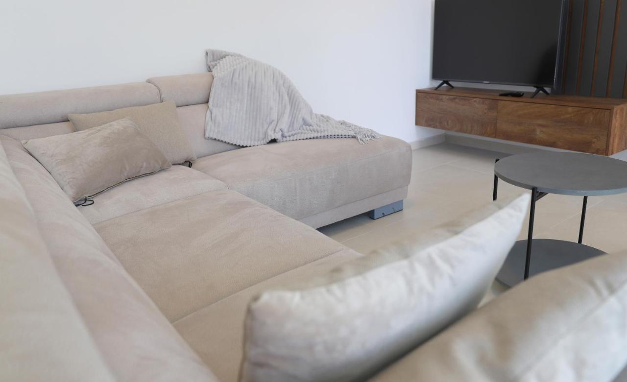 Brand New Apartment With Private Pool Njivice Luaran gambar